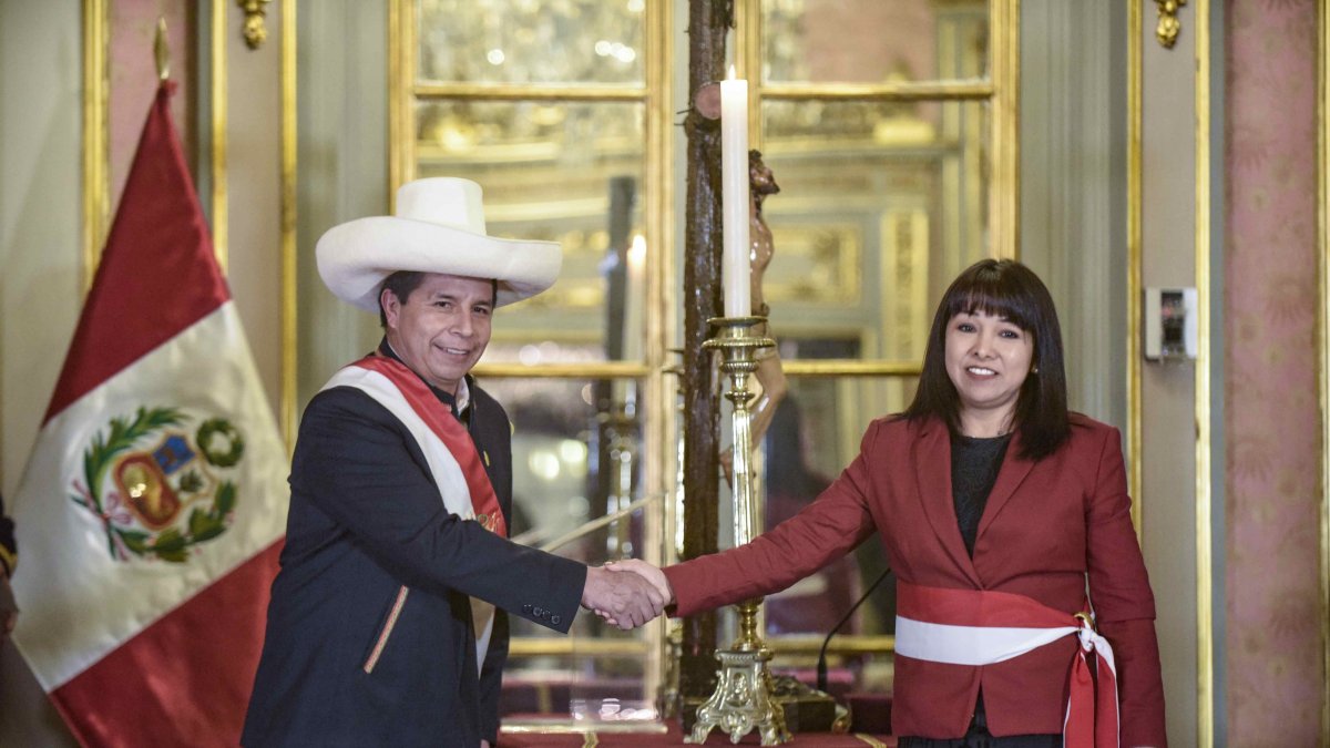 La nueva primera ministra, Mirtha Vásquez (d), junto al presidente de Perú, Pedro Castillo (i), en Lima. EFE