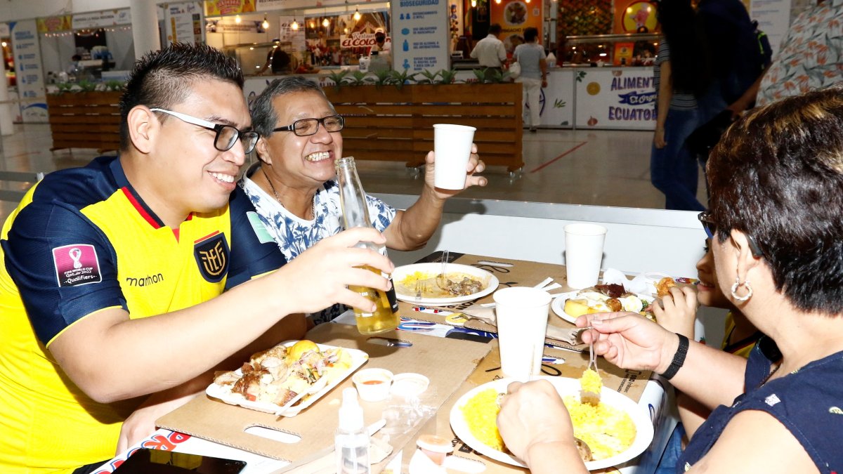 Reunión. Las familias aprovecharon para almorzar durante el primer día de apertura de Raíces.