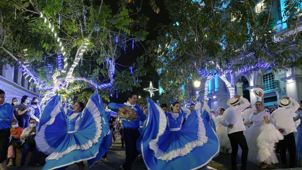 Así de iluminada permanecerá la Plaza de la Administración hasta el próximo 31 de octubre.