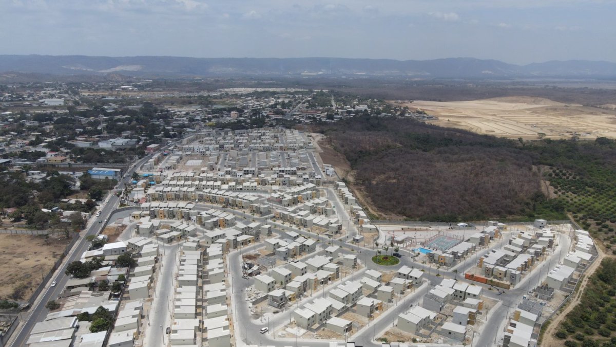 La obra.  Una imagen aérea del sitio donde se levanta el proyecto Mi Casa Mi Futuro, en Guayaquil.