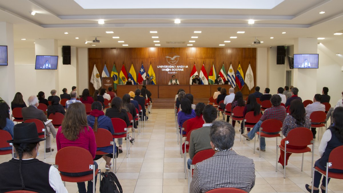 Las autoridades de la Universidad Andina Simón Bolívar, en una asamblea con su comunidad en la que analizaron la situación económica de la entidad.