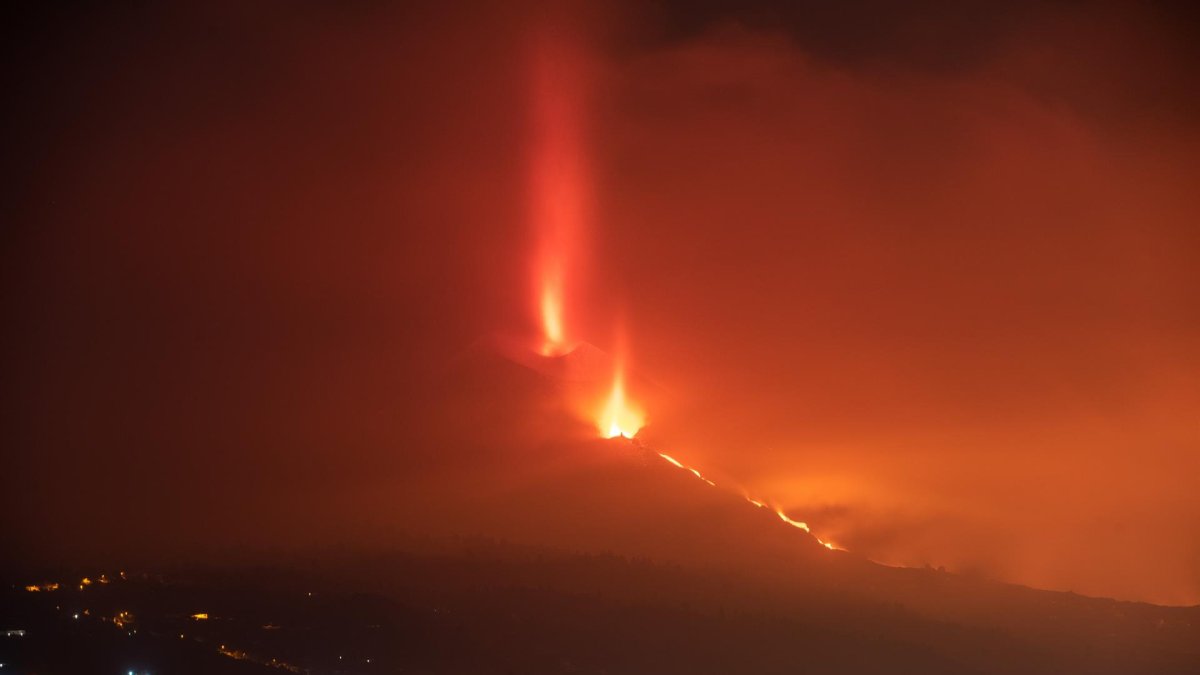 » Erupción volcánica Imagen tomada esta madrugada desde Los Llanos de Aridane (La Palma) de la erupción en Cumbre Vieja, que a las 15.12 horas de este viernes comienza su vigésimo día de actividad.
