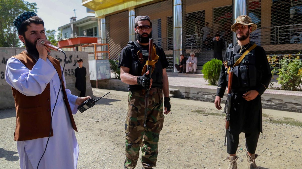 Efectivos talibanes hacen guardia en una calle de Kabul.
