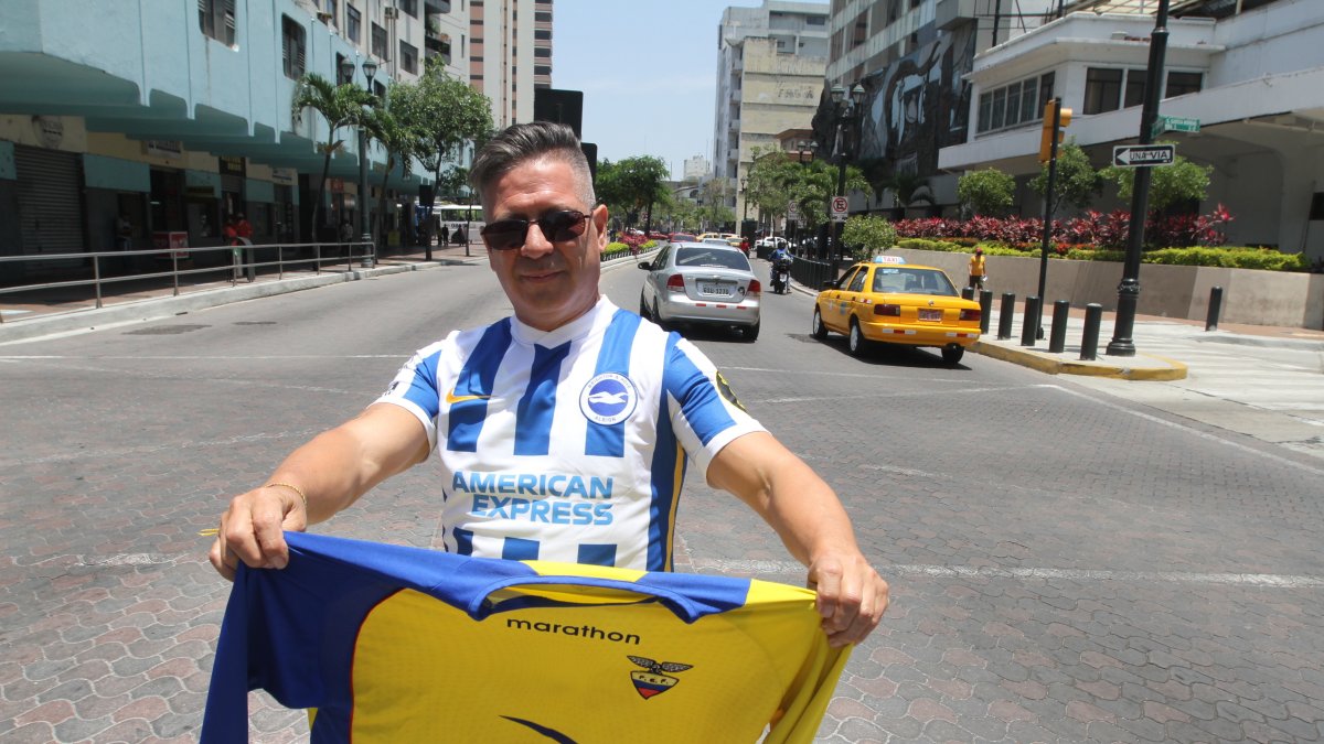 El padre de Jeremy Sarmiento, Leonel, viajó desde Inglaterra para ver el debut de su hijo.