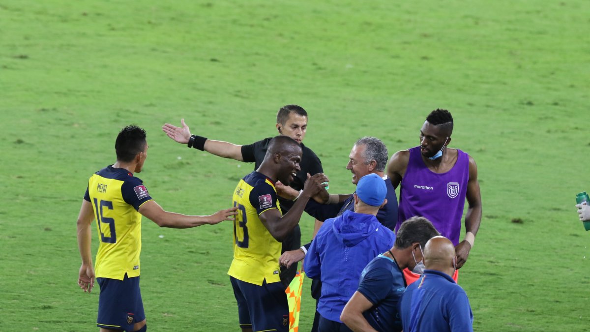 La selección ecuatoriana festejó uno de los goles ante Bolivia en el Monumental.