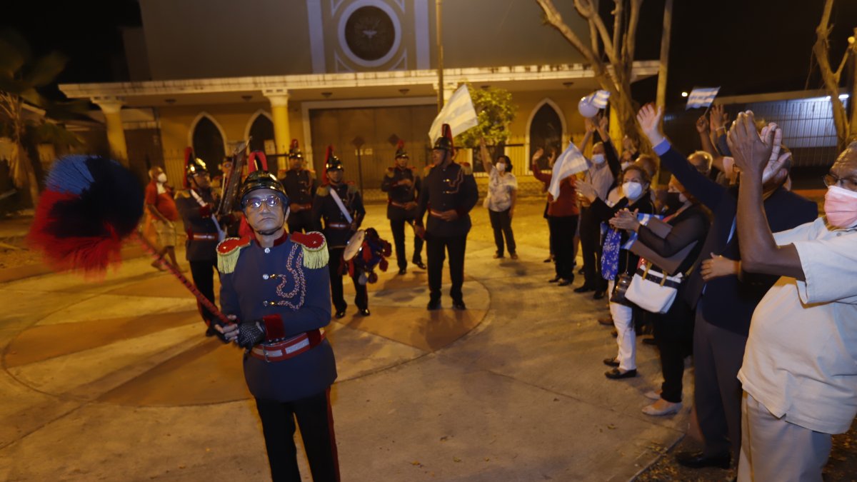 Ejemplo. Miguel Pincay en el ensayo demuestra que mantiene la gallardía y flexibilidad como cachiporrero.
