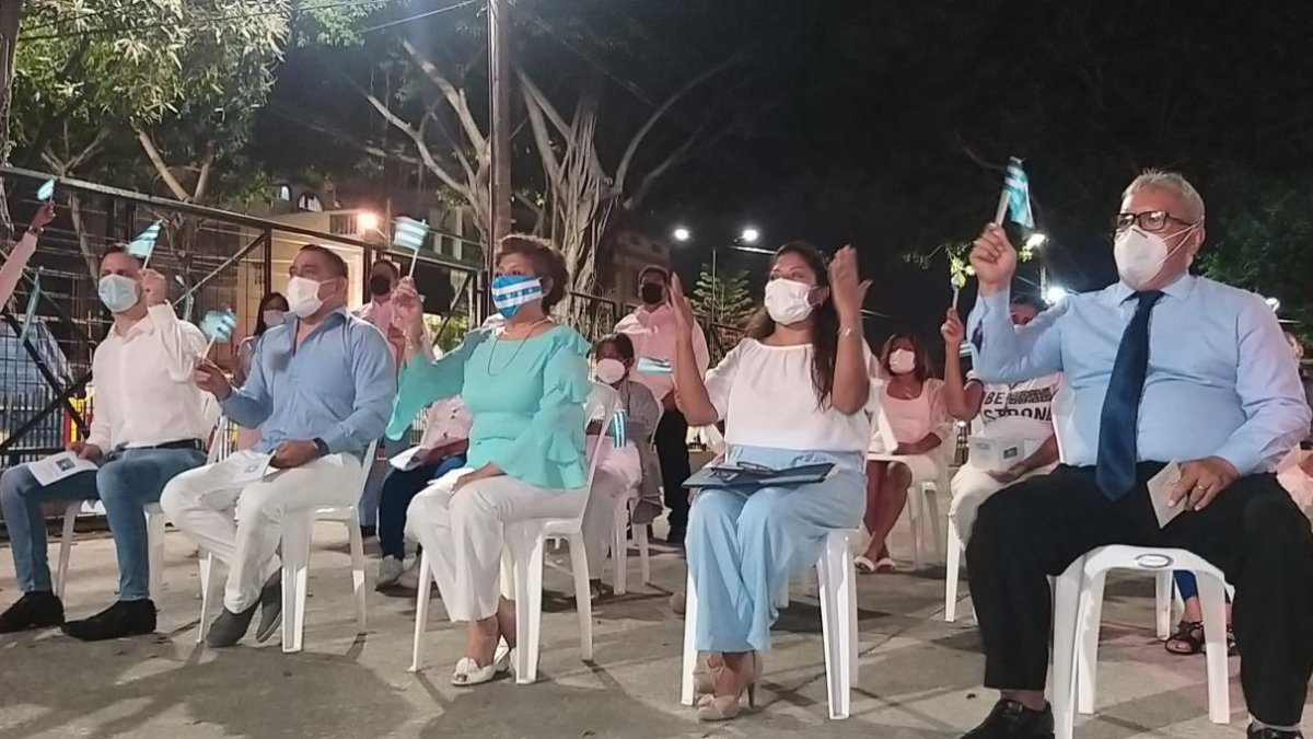 Los vecinos de Sauces 2 durante el saludo a la Aurora Gloriosa.