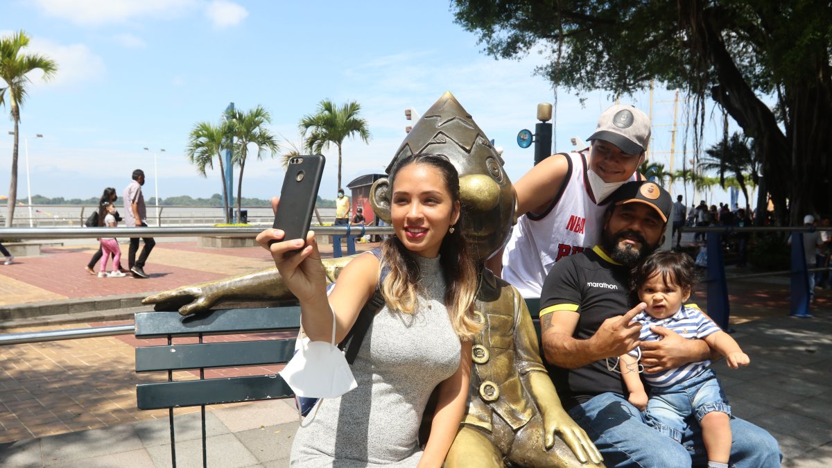 Las familias recorrieron el Malecón Simón Bolivar durante el primer día de feriado.