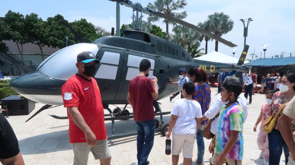 El público recorrió varios stands donde personal de la FAE exhibida los elementos que forman parte de esta institución.