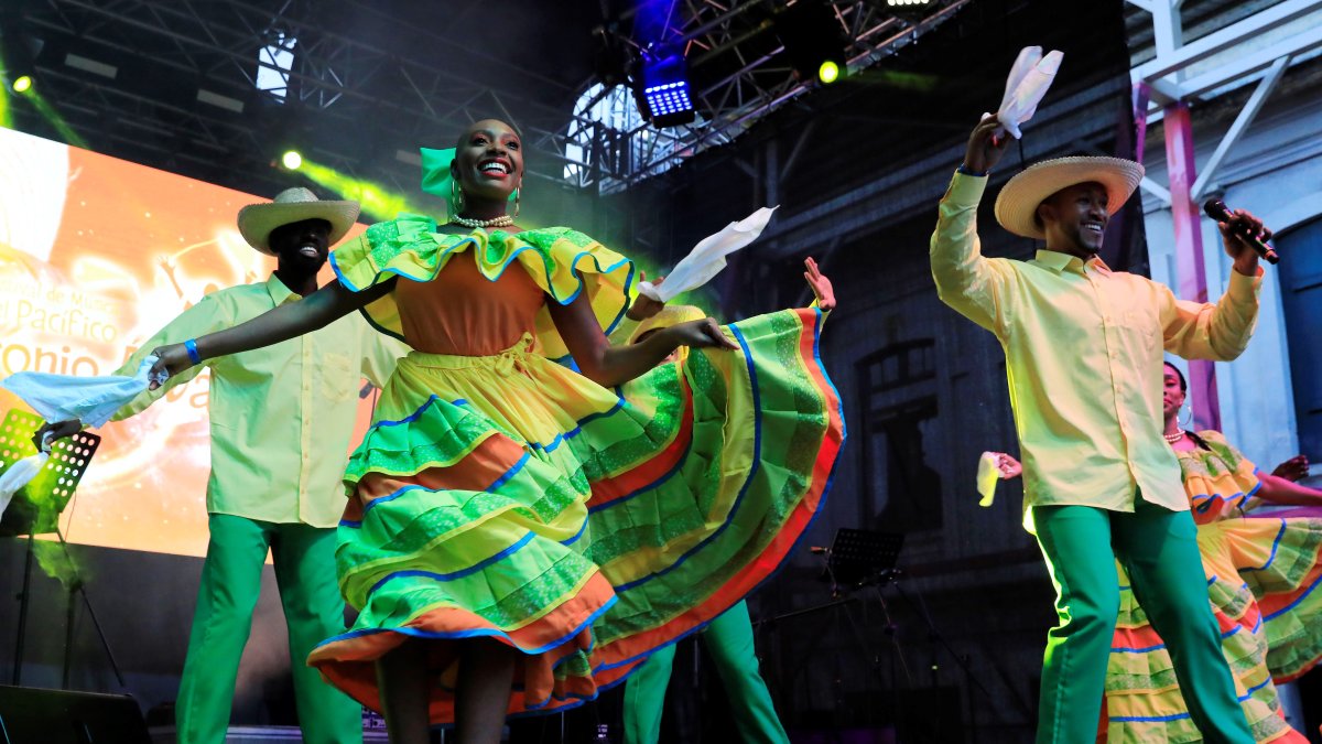 Bailarines se presentan durante una muestra del Festival de Música del Pacífico Petronio Álvarez, realizada el 8 de octubre de 2021 en el sector del Bronx Distrito Creativo en Bogotá (Colombia).