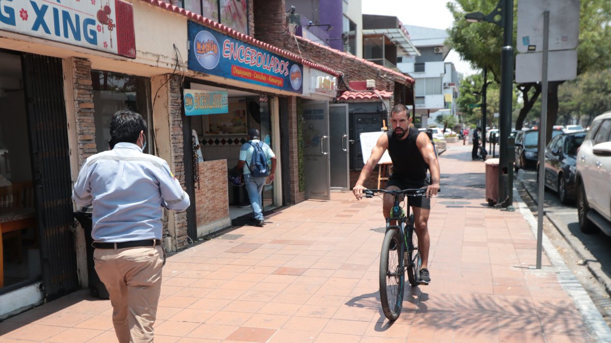 Un tramo de acera de la avenida Víctor Emilio Estrada, en Urdesa. 