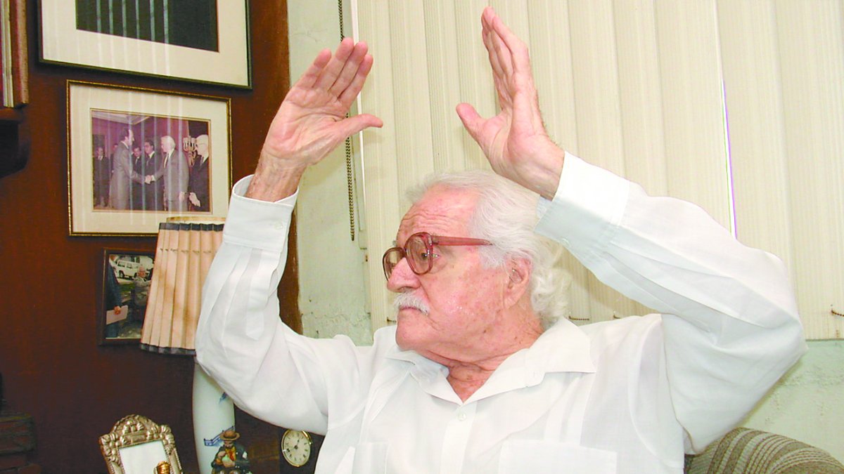 El expresidente Carlos Julio Arosemena, en una de sus entrevistas.