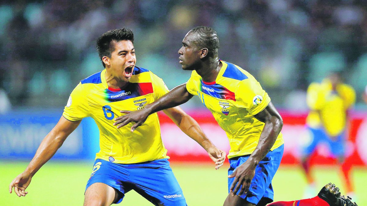 Segundo Castillo (d) celebra junto a Christian Noboa (i) el 1-1 ante Venezuela en 2012.