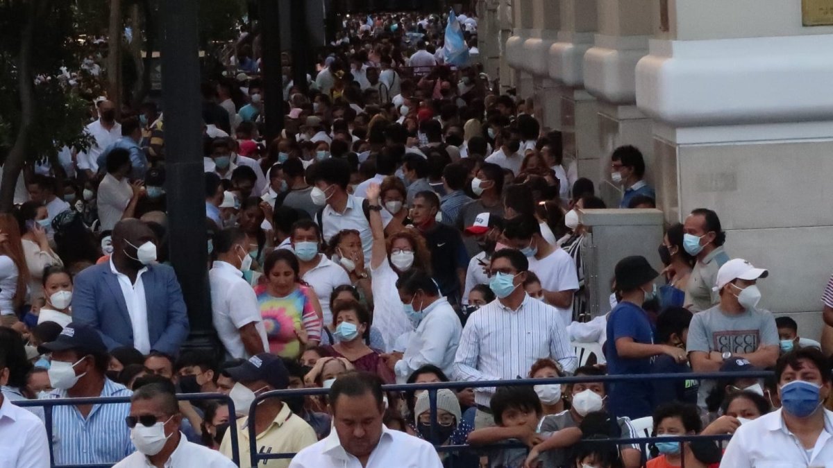 Varias personas acuden a la sesión solemne por la Independencia de Guayaquil.