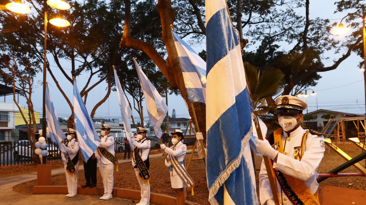 Ciudadela 9 de Octubre. Todos los vecinos llegaron con banderas al acto que terminó con un desfile.