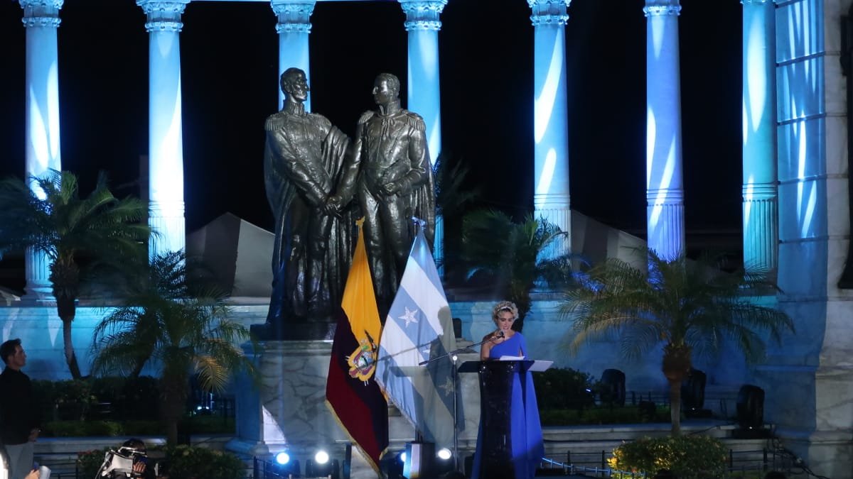 La alcaldesa Cynthia Viteri en la sesión solemne.