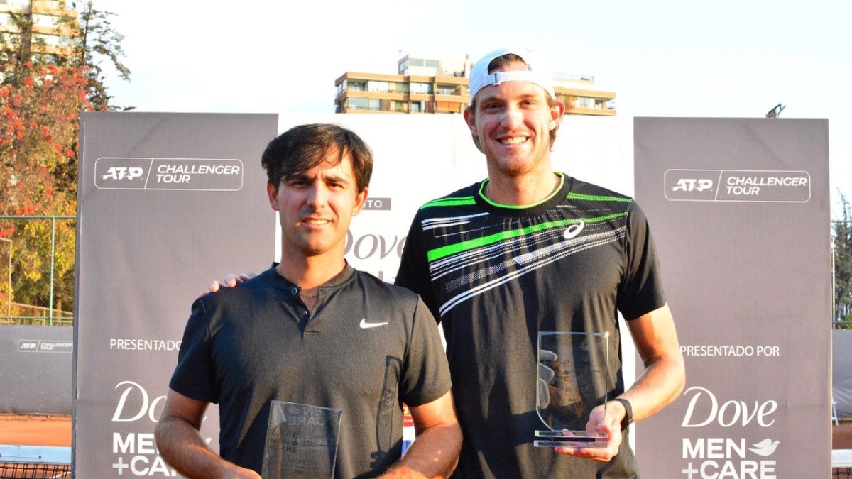 El tenista guayaquileño (i) junto a Nicolás Jarry con el trofeo de campeones del cobles.