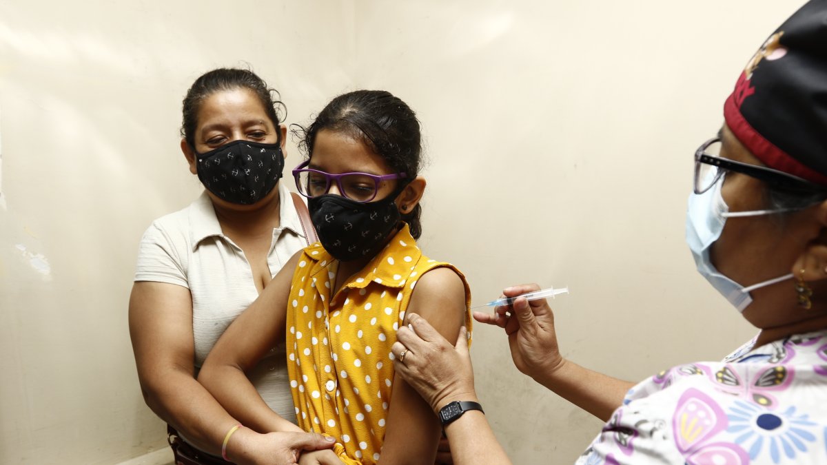 EN EL CENTRO DE SALUD DE LAS CALLES PANCHO SEGURA Y QUITO, DE GUAYAQUIL, VACUNAN ADOLESCENTES DE 12 A 15 AÑOS.