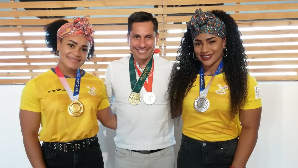 Jefferson Pérez tuvo la oportunidad de conversar con los deportistas a su llegada al país. |