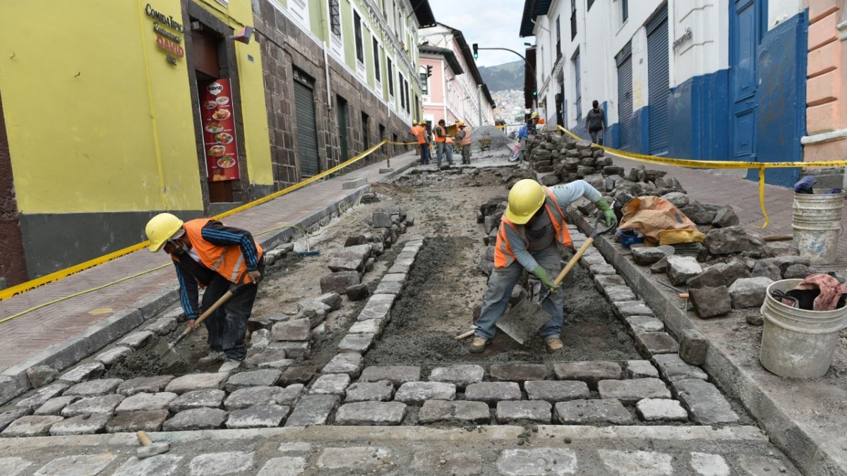 Mantenimiento. Las piedras se retiran en su totalidad y se pone debajo de ellas una mezcla de hormigón con aditivos para darle mayor solidez.