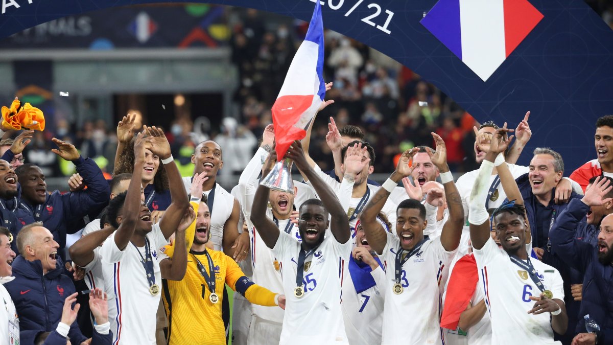 Los jugadores de la selección francesa de fútbol durante la premiación tras vencer 2-1 a España en San Siro, Italia.