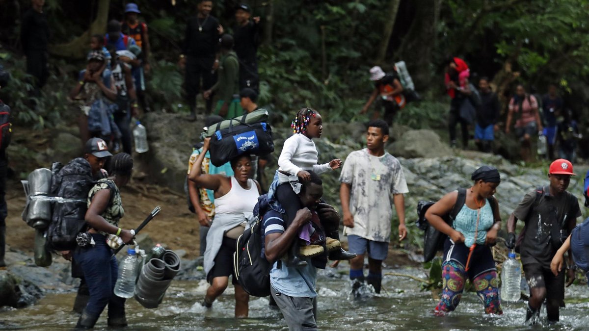 Migrantes haitianos en su camino hacia Panamá por el Tapón del Darién en Acandi (Colombia).