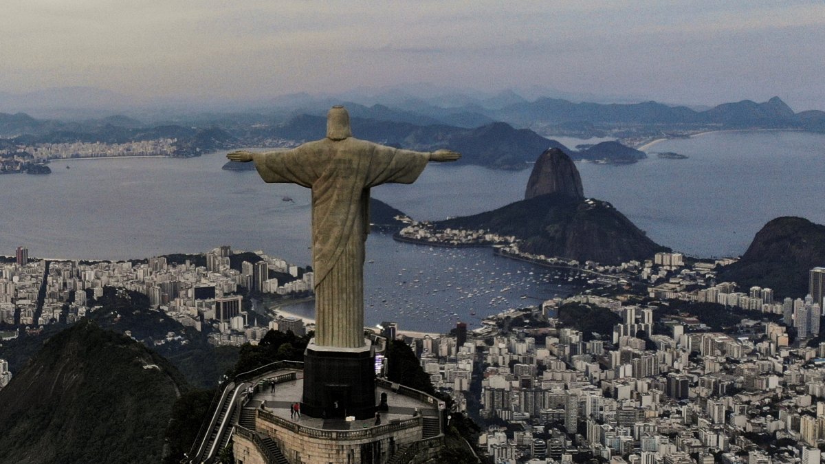 Fotografía de archivo fechada el 11 de enero de 2014 y tomada con un dron que muestra la estatua del Cristo Redentor, en Río de Janeiro (Brasil).