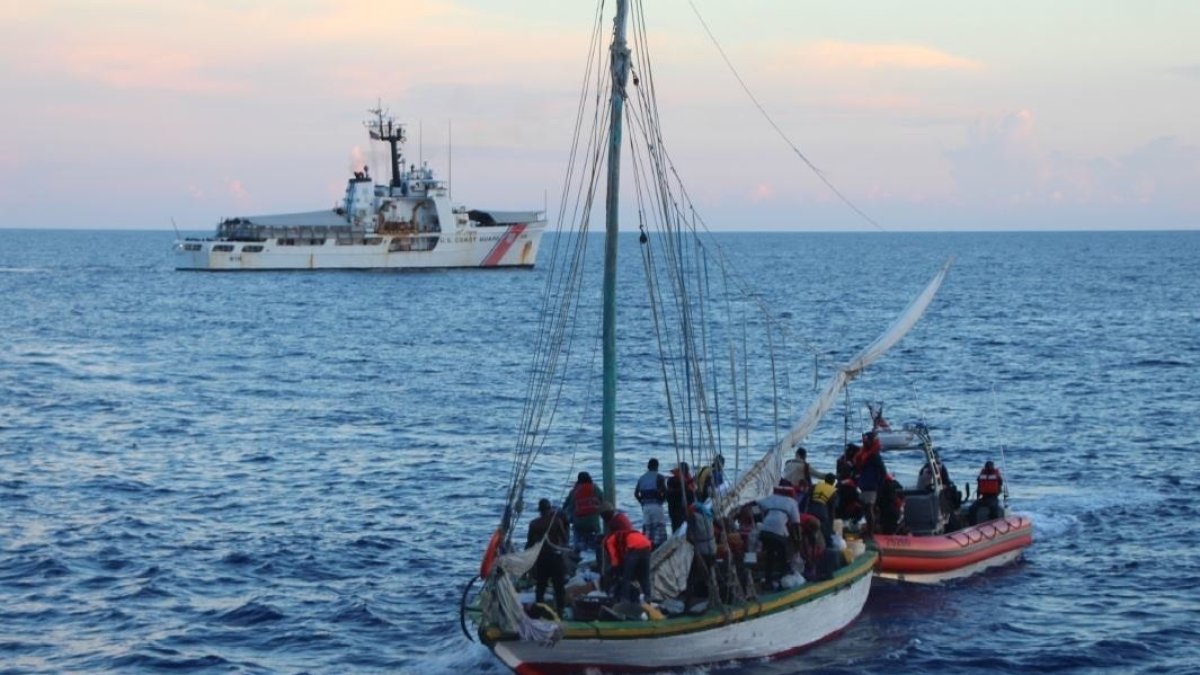 Fotografía cedida por la Guardia Costera Estadounidense que muestra a un pequeño bote con migrantes haitianos.