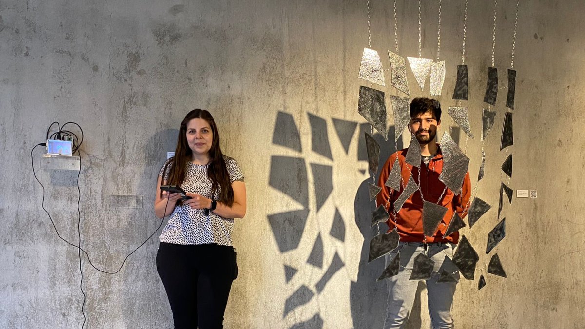 Brenda Vega y Juan Sebastián Jaramillo en medio de Más Arte, donde se exhibe la muestra.