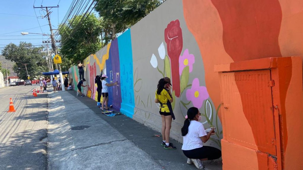 El mural fue pintado por estudiantes de segundo y tercero de bachillerato.