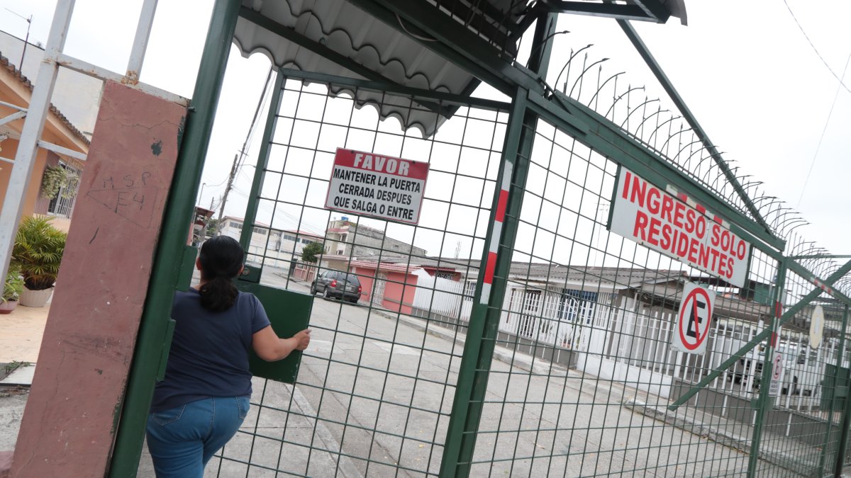 Las peatonales y callejones de la ciudadela del Maestro tienen rejas con puertas eléctricas. Los habitantes tienen las llaves para entrar y salir.