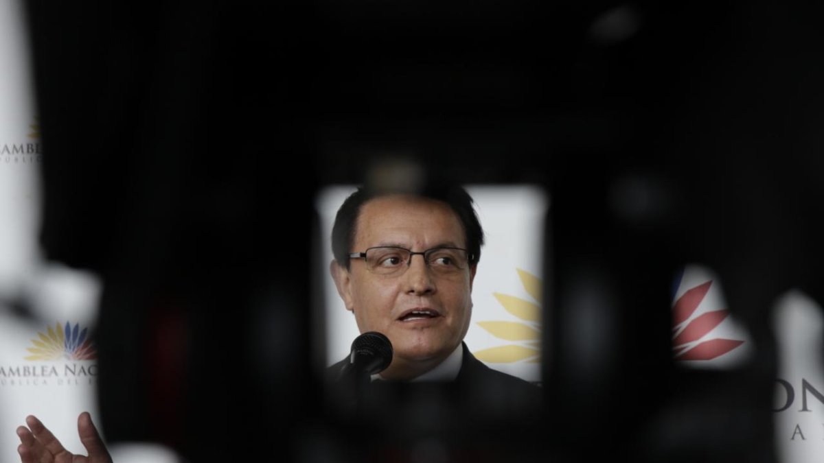 El titular de la mesa de Fiscalización, Fernando Villavicencio, pide investigar a Saab.