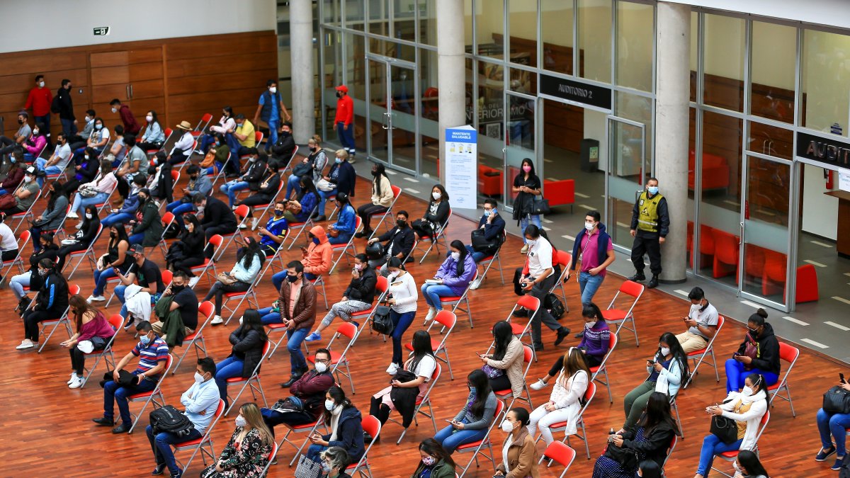 Fotografía de archivo en la que se registró una toma general de una jornada de vacunación en la Universidad de La Américas, en Quito (Ecuador).