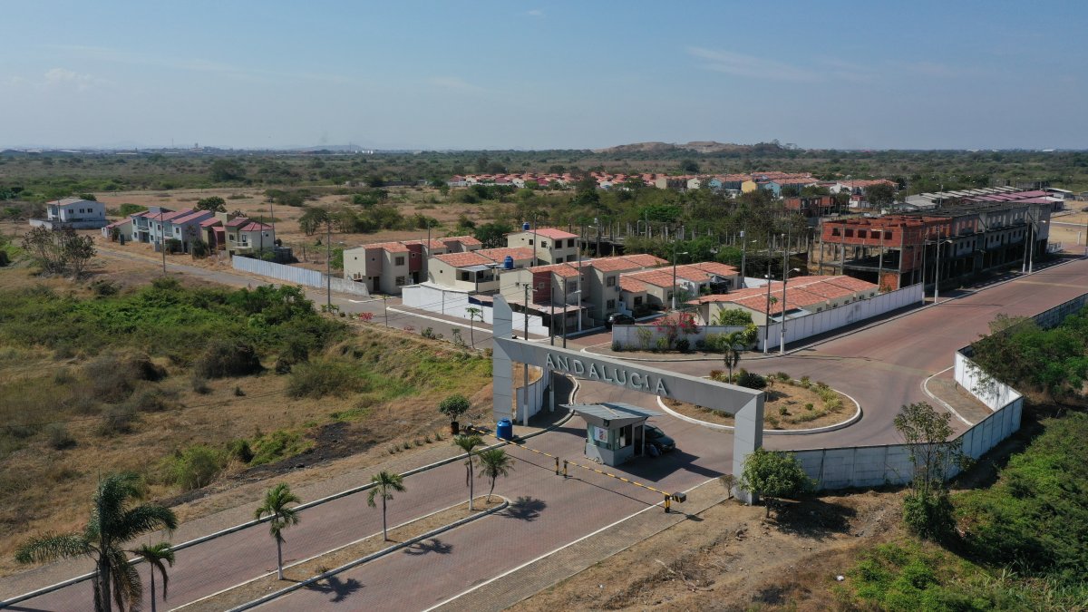 Desde el aire. Parece una isla en medio de un terreno estéril. Andalucía es la parte construida de un programa habitacional que proyectaba 12 mil viviendas en 14 etapas.