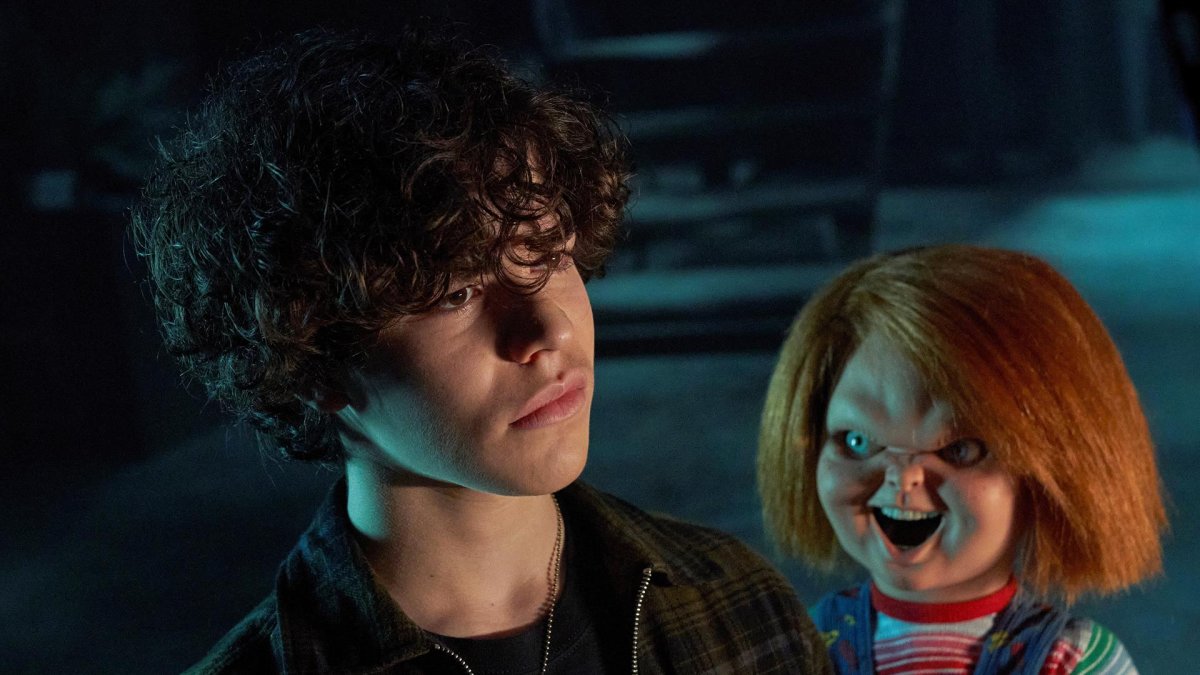 Fotograma cedido por el canal Syfy donde aparece el actor Zackary Arthur (i) como Jake Wheeler y el muñeco diabólico Chucky, durante una escena del primer episodio de la serie 