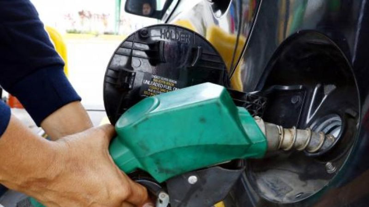 Los combustibles varían con el precio del petróleo