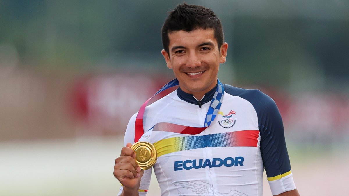El ecuatoriano Richard Carapaz posa con la medalla de oro tras la prueba de ciclismo en ruta en los Juegos de Tokio 2020, en una fotografía de archivo.