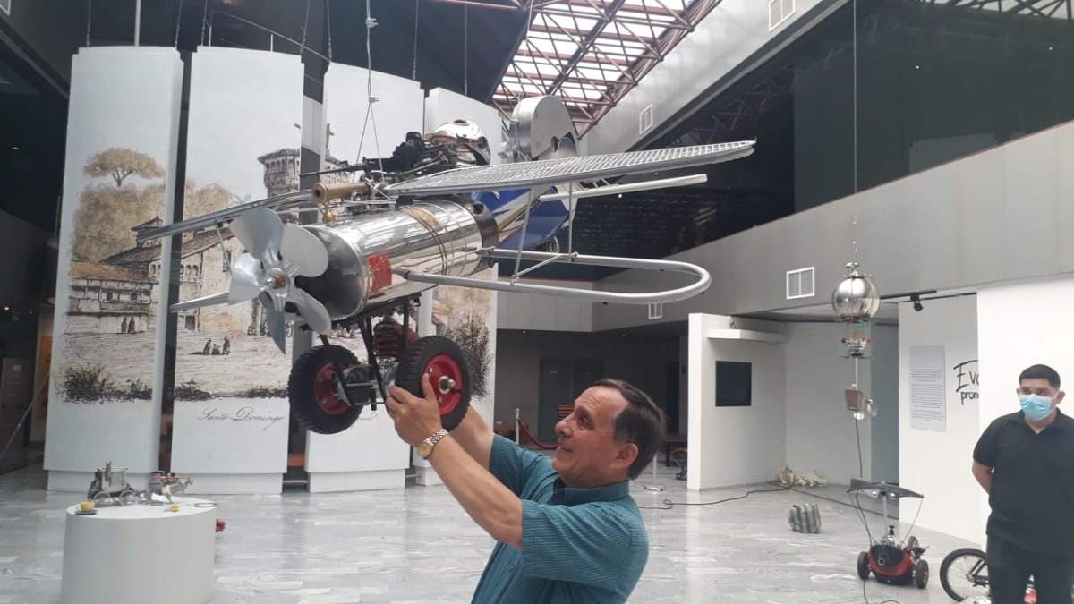 Ramón Burneo acomoda una de sus esculturas durante el montaje de la exposición.