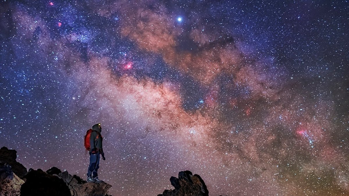 La Vía Láctea sobre el Teide en Tenerife, en foto de archivo.