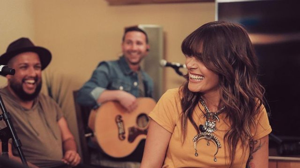 La puertorriqueña está feliz de regalarle a su público una dosis de buen ánimo y esperanza con su último tema, DPM.