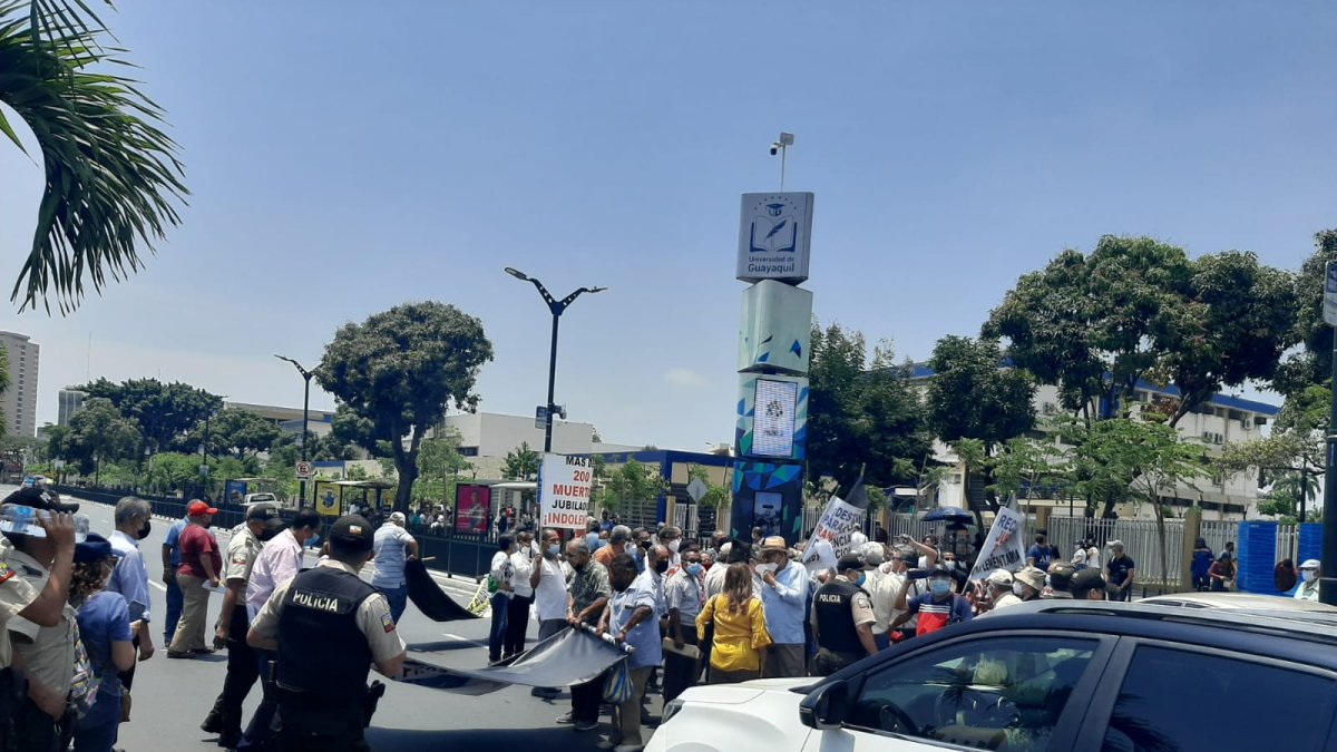 Un grupo de jubildos de la Universidad de Guayaquil se apostaron en la avenida Delta durante un plantón donde miembros de la Policía tuvieron que intervenir.