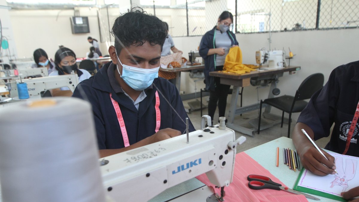 Eduardo Zambrano diseña y cose vestidos en el taller de industria de la confección, donde es el único estudiante varón de su clase.