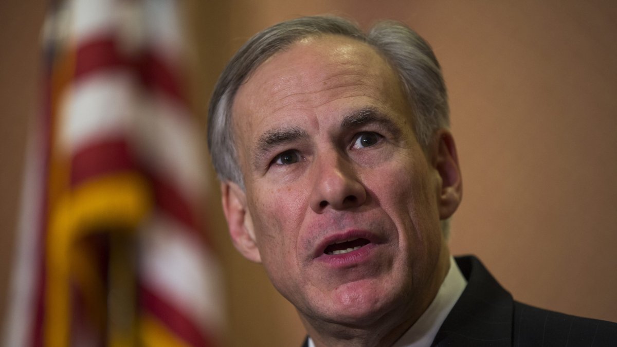 El gobernador de Texas, Greg Abbott, dice que ninguna empresa puede pedir a su gente que se vacune. JIM LO SCALZO / EFE