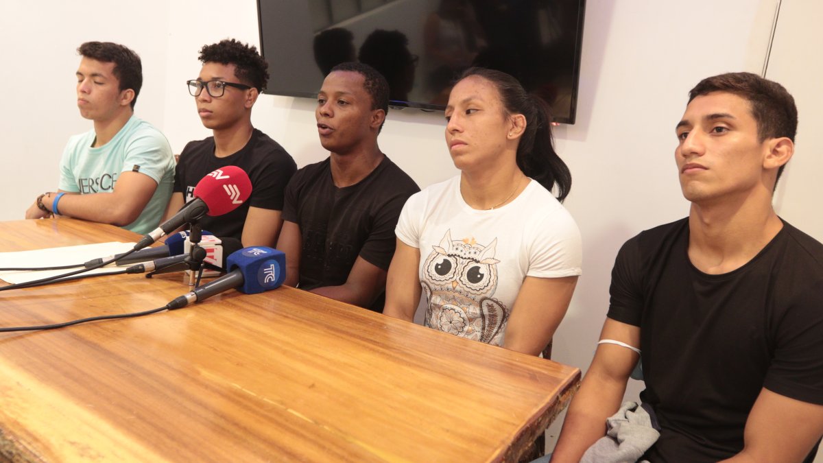 Luisa Valderde (d), junto a Andrés Montaño y otros implicados anunciaron ayer la determinación por la pugna.