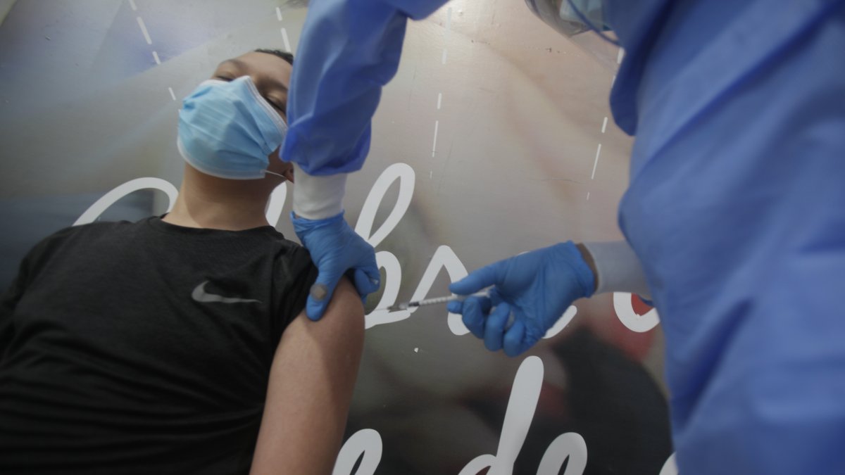 Las terceras dosis de refuerzo comenzarán a aplicarse desde este miércoles en hospitales públicos y privados, iniciando con la Fase 1 que incluye a trabajadores de la salud, adultos a partir de los 55 años, pacientes encamados, personas en asilos y casas hogares, al igual que miembros de los estamentos de seguridad.