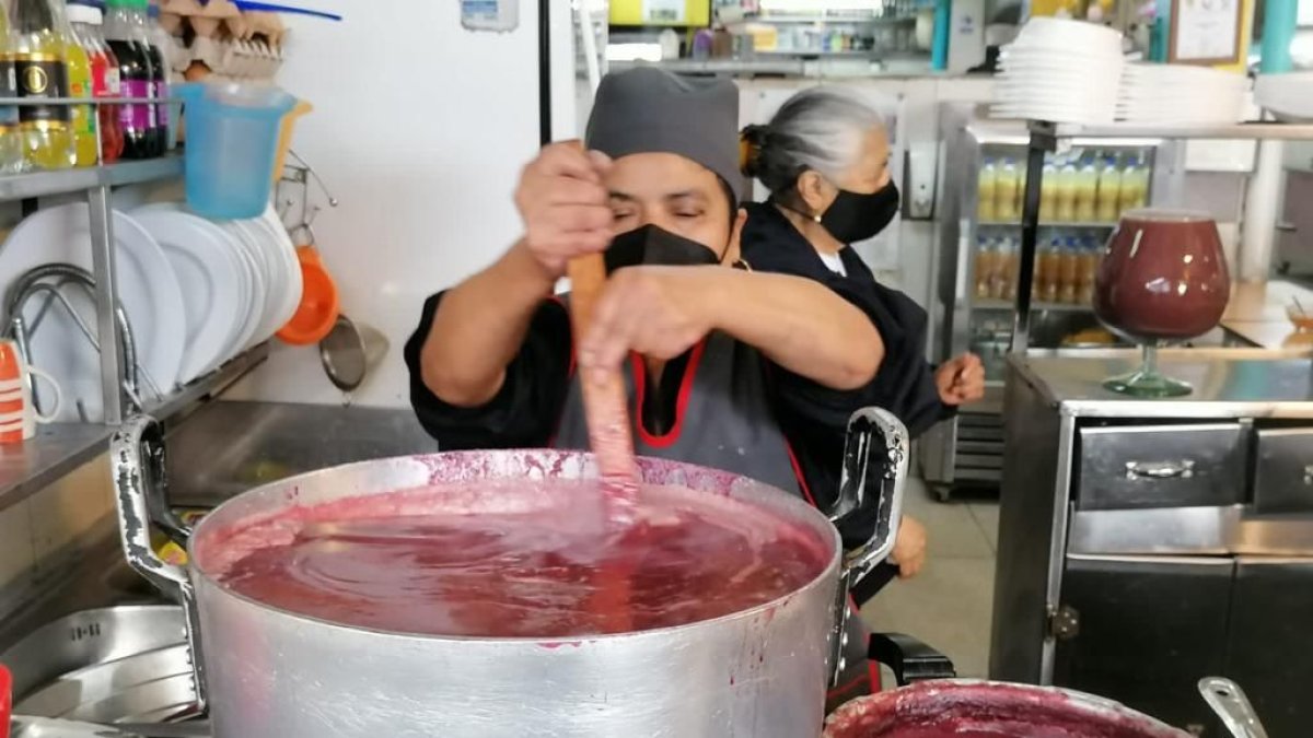 Tradición. La colada morada es parte del ritual por el día de los muertos.