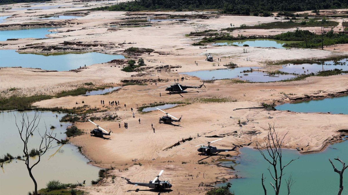 Fotografía de archivo fechada el 17 de mayo de 2019 que muestra una vista aérea general de la zona conocida como La Pampa, el mayor campamento de minería ilegal ubicado en la región sur amazónica (Perú).