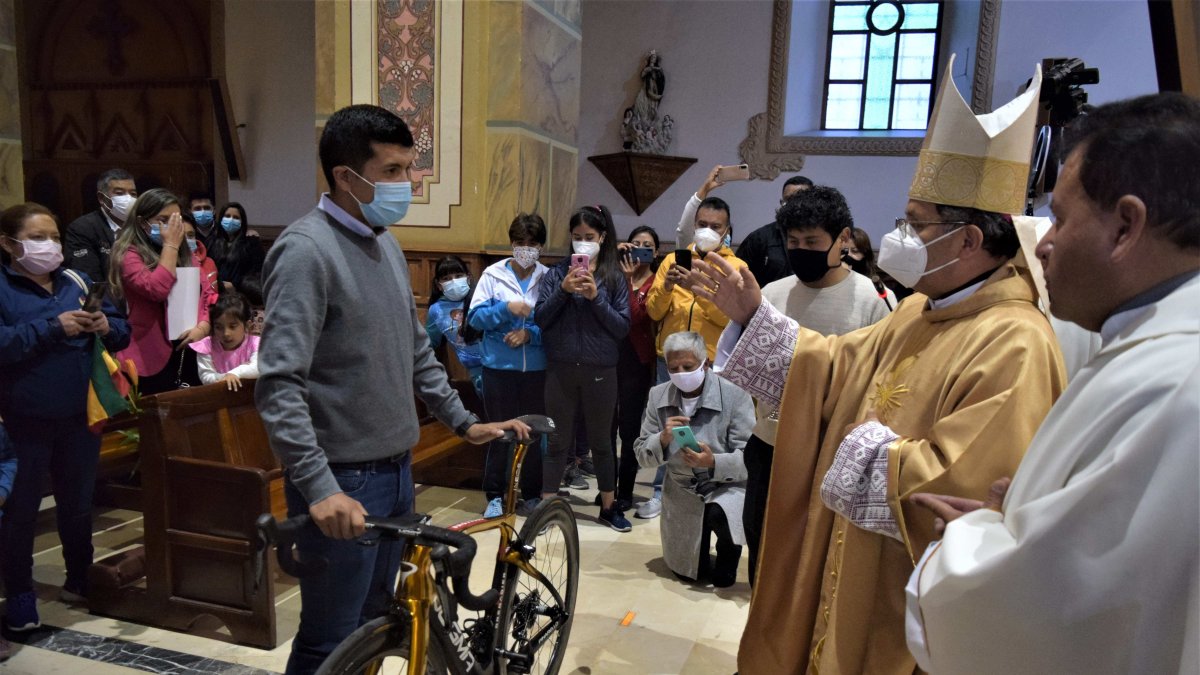 Bendición papal a Richard Carapaz.