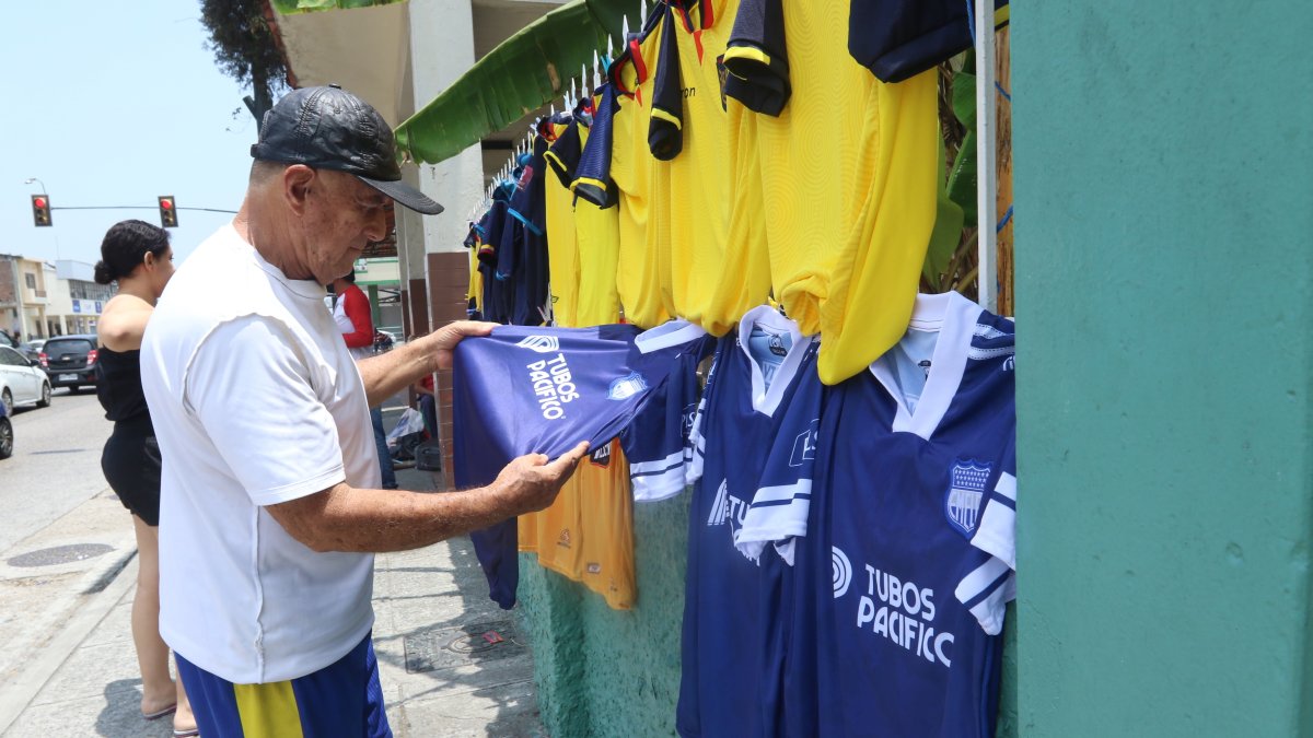 Los hinchas azules fueron a buscar su camiseta para regresar al estadio Capwell.