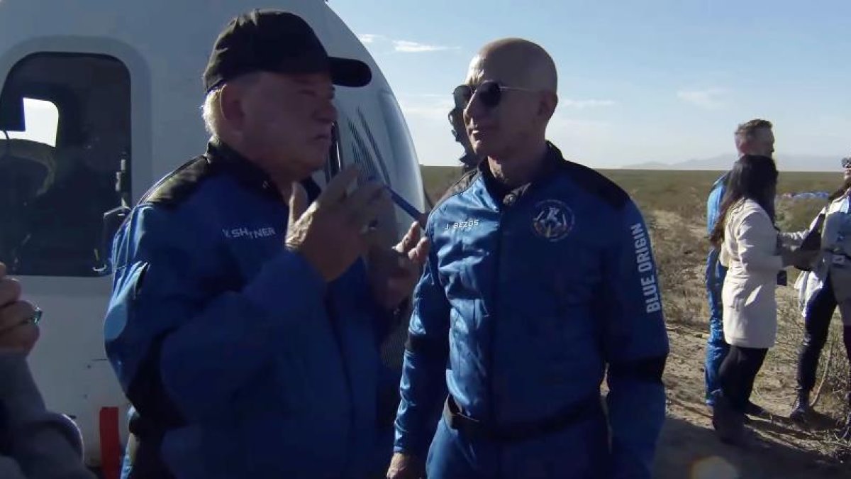 El actor William Shatner, que encarnó al capitán Kirk en la serie de ciencia ficción Star Trek, viajó este miércoles al espacio a bordo del cohete New Shepard, desarrollado por la compañía Blue Origin, del multimillonario Jeff Bezos.